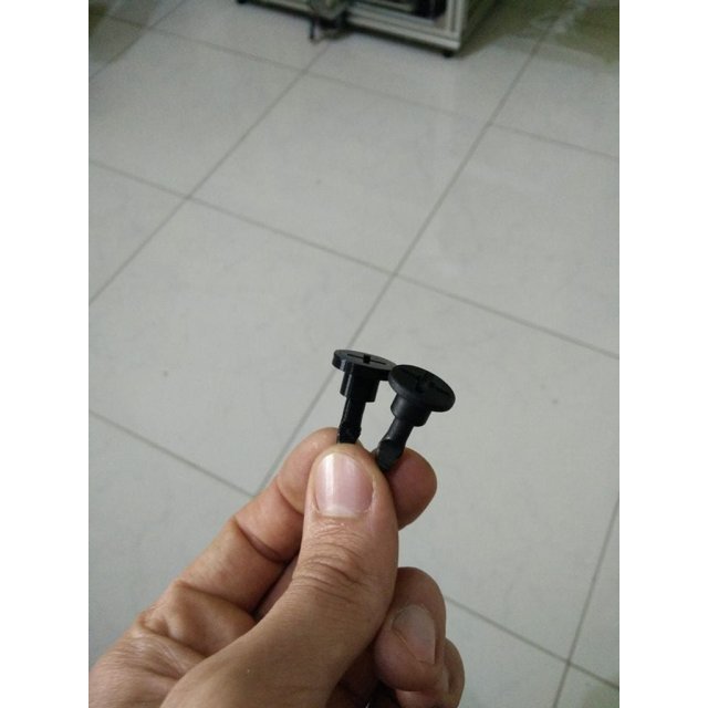 Engine Cover Fixing Screw/Clip — source image